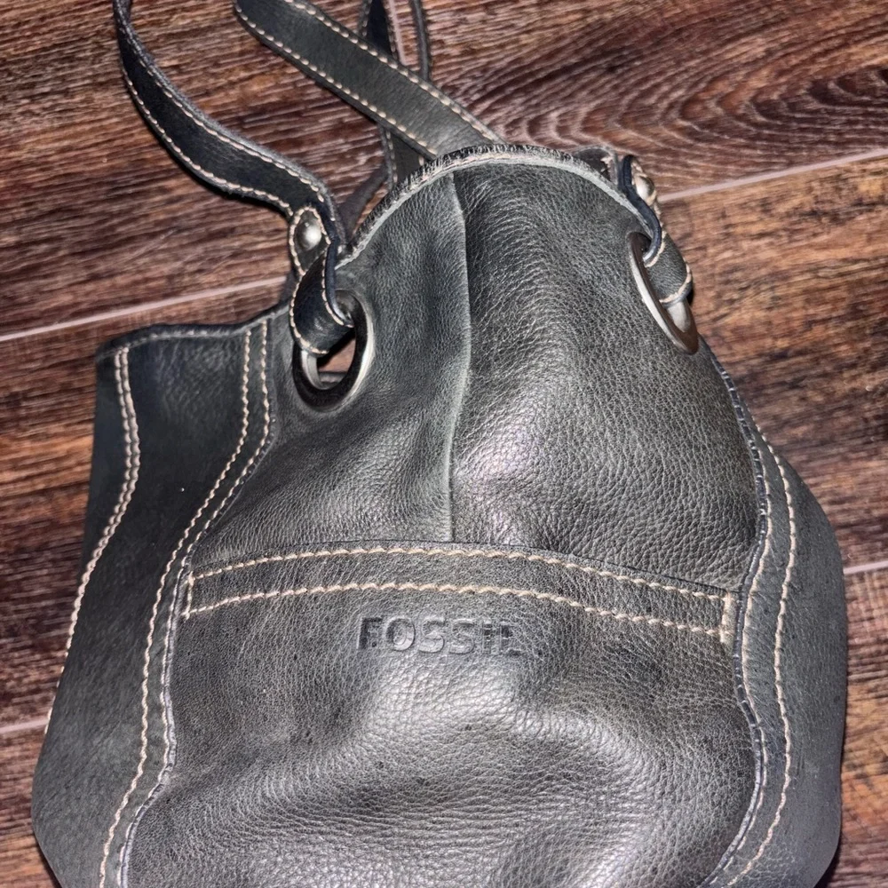 Classic Black Leather Shoulder bag with Contrast Stitching
